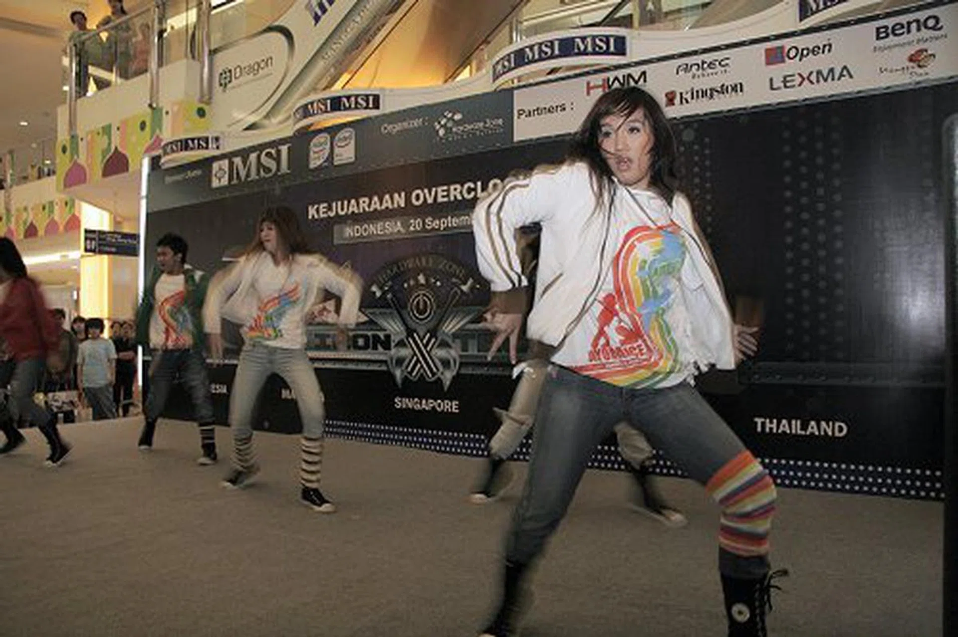  It's time for our benchmarking phase, and the crowds were treated to a show on the stage.  