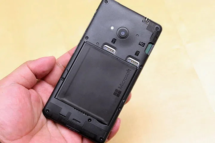 Dual SIM and microSD card slots are accessible when you remove the rear shell.