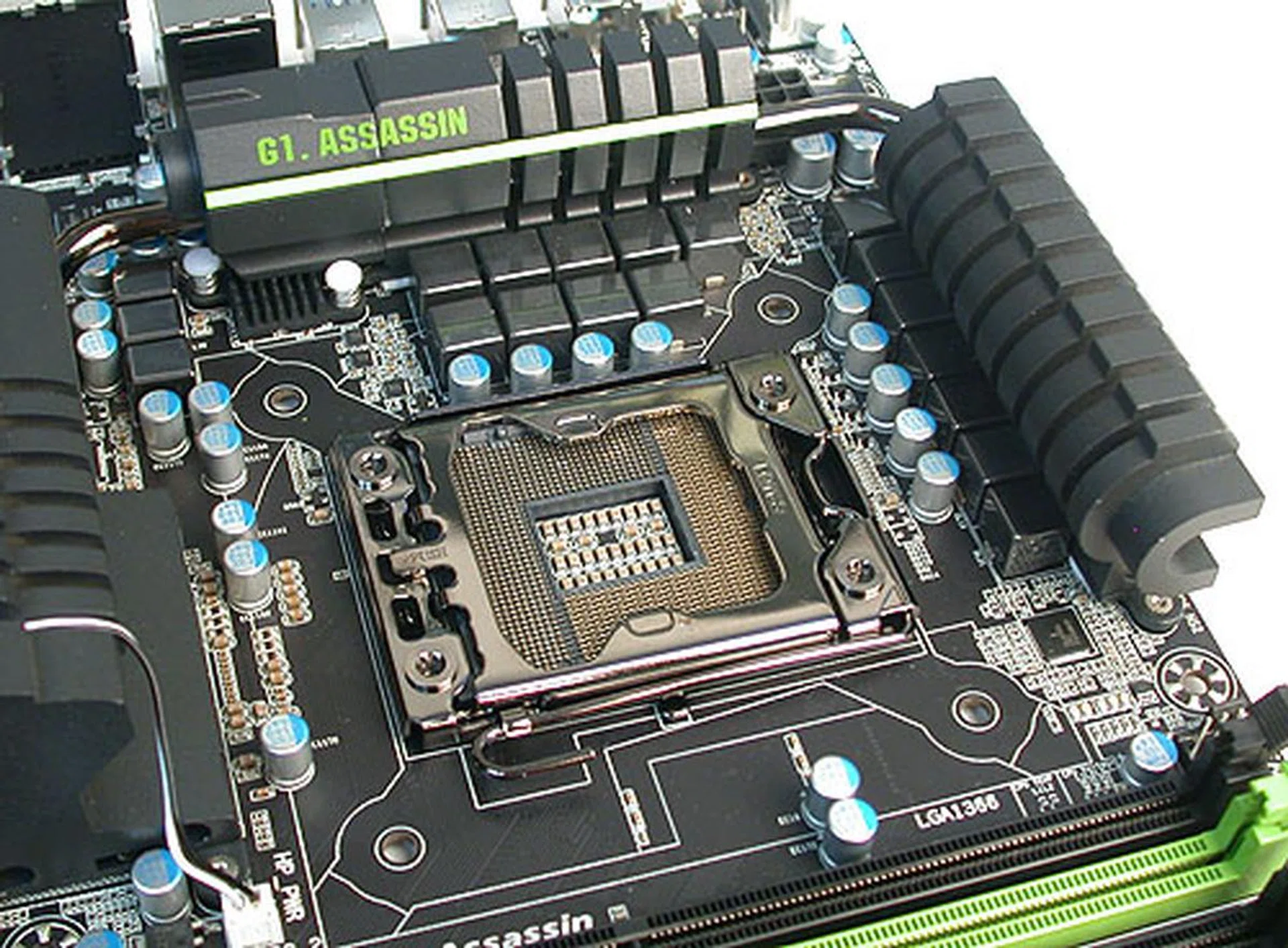 No surprises here about the driver MOSFETs and solid capacitors. It's after all a very high-end product from Gigabyte. A new VRM provides up to 16 phases of power on the G1.Assassin.