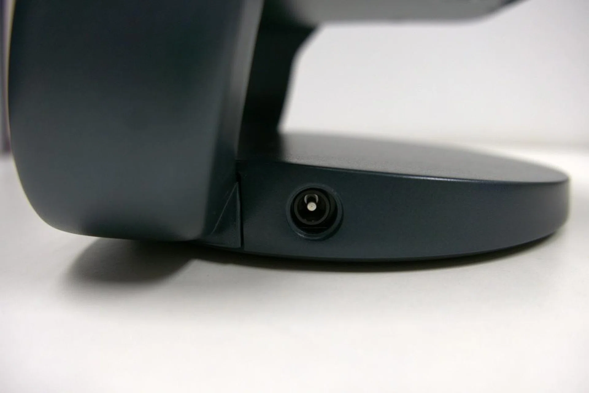 Epson EpiqVision Mini EF-22N power plug placement.