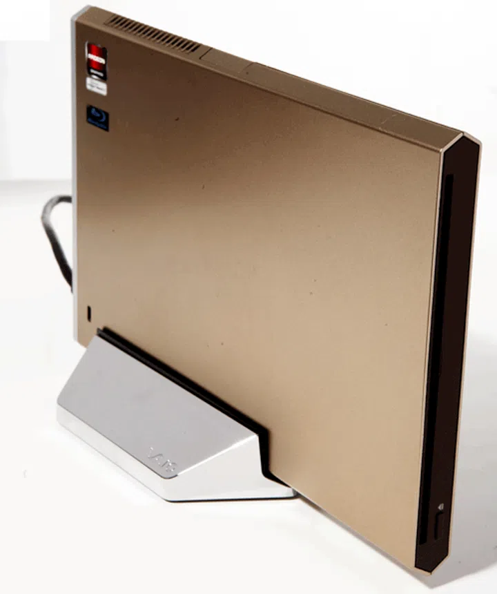 Following the notebook's hexa-shell design theme, the Power Media Dock also doubles up as a Blu-ray playback device with its slot-in loading mechanism. On the top, just underneath a flap, you'll find yet another USB 2.0 device. Now if you take a long hard look at it, does it not remind you of a miniature PS3 device standing on its sides?