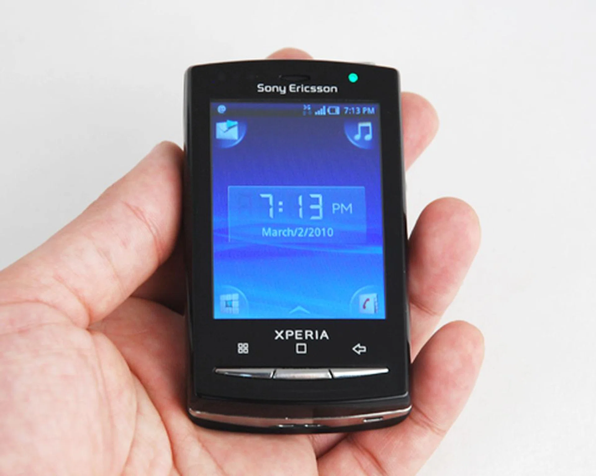 Resembling the X10's interface, the X10 mini and X10 mini pro makes some modifications, with four customizable shortcuts at the corners of the screen.