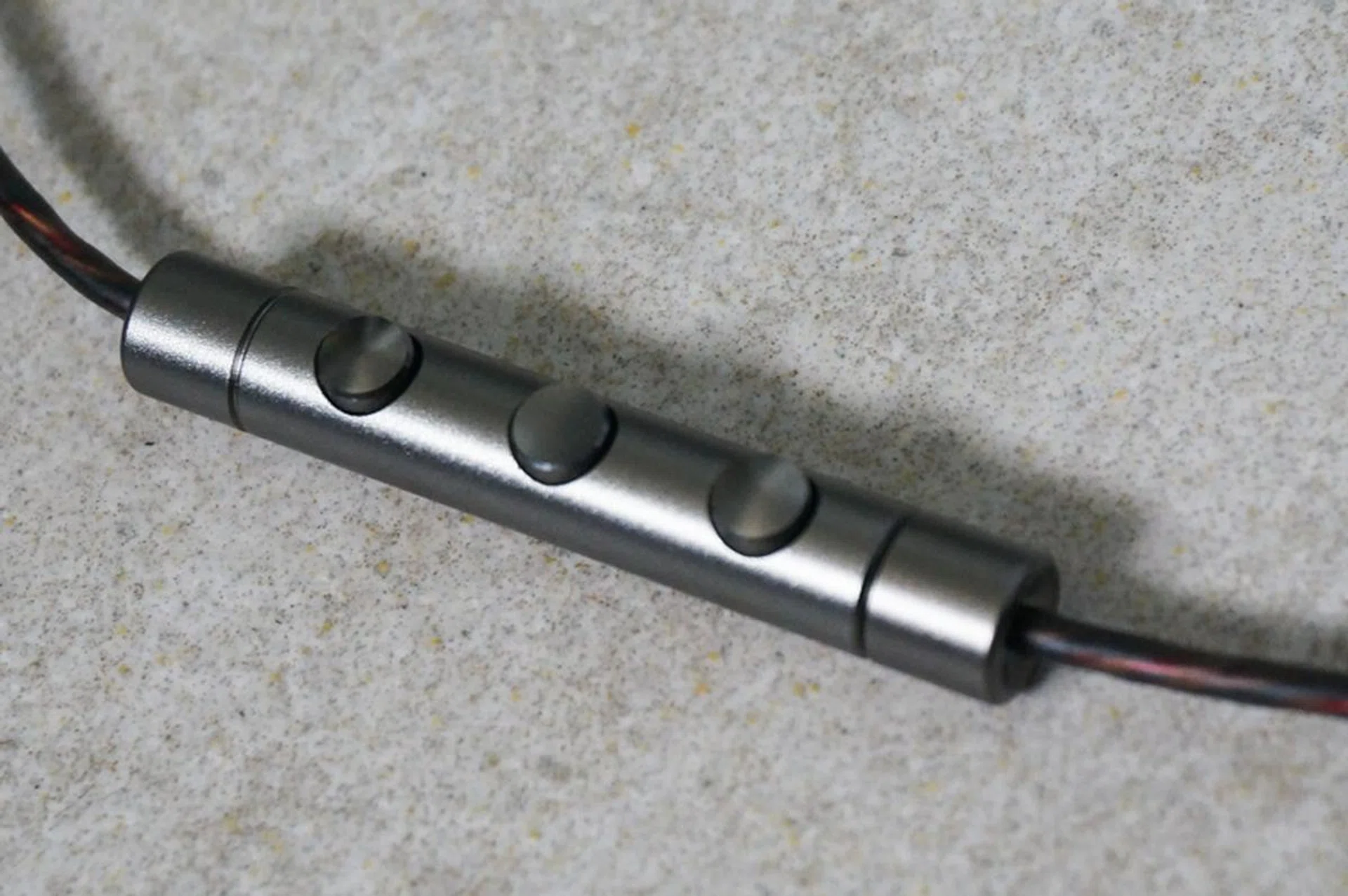 The in-line remote is cased in aluminum now, giving it a premium feel.