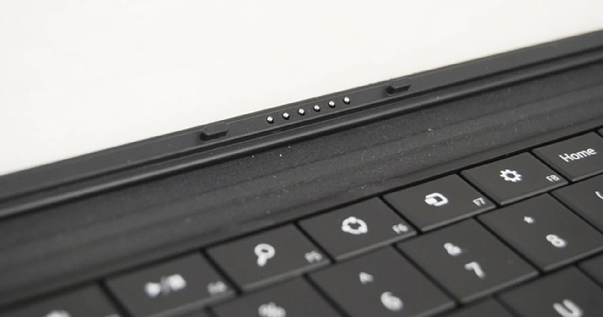 You connect the Surface with the Type Cover via the dock connectors and a row of magnets. The magnetic attraction is quite strong to secure both devices, and they will detach only when you use a little force.