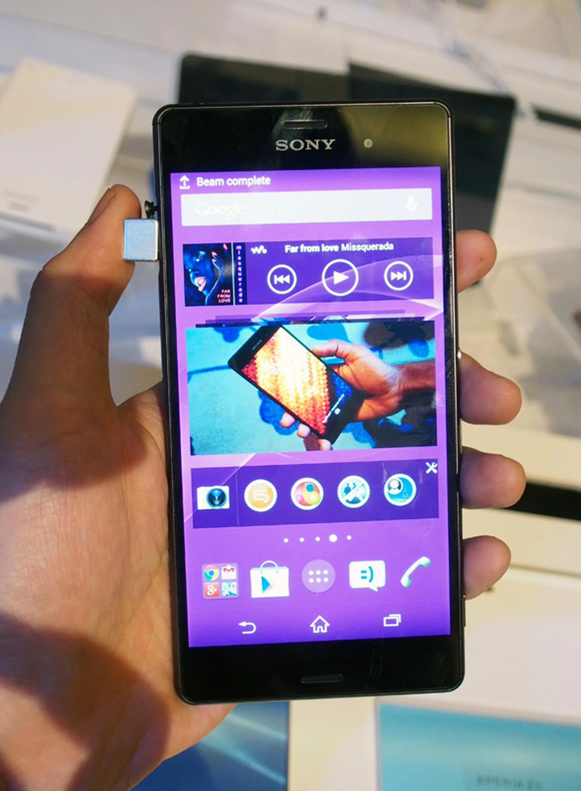 The Z3's bezels are just 2mm wide!