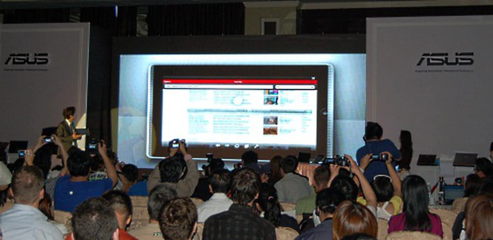 It was a packed, captive audience, as Mr Shih went through the features of each tablet. Here, in giant size is the Eee Pad. 