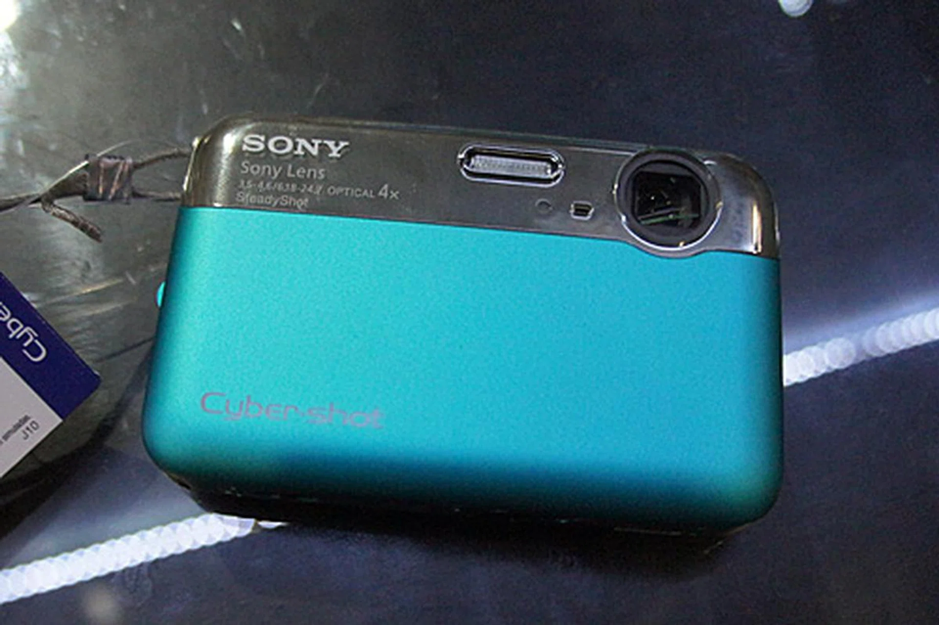 The Cyber-shot J10 has a 16.1-megapixel sensor, a 4x optical zoom lens, a 2.7-inch LCD, and 4GB internal memory. It's selling for $299. Freebies include portable USB charger, case, mini tripod, and screen protector. 