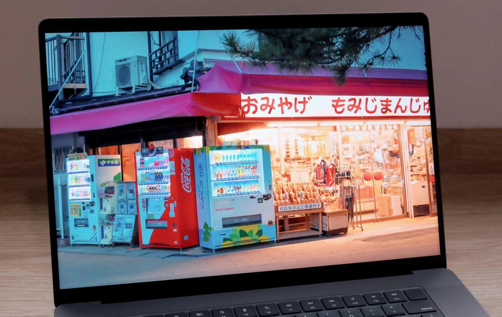 The 16.2-inch display is huge and looks mostly fantastic with outstanding sharpness and vibrant colours.