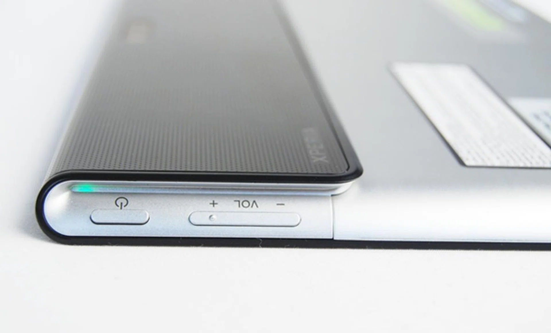 The folding design is less pronounced on the Sony Xperia Tablet S. Embedded at the corner is a flashing green light that alerts you to any notification.