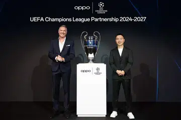 (L to R): Guy-Laurent Epstein, UEFA, next to Billy Zhang, OPPO. Photo: OPPO.