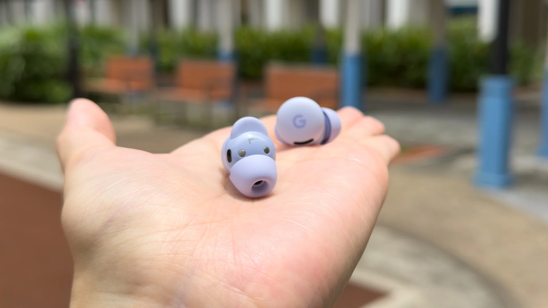 Google Pixel Buds 2a in Iris.
