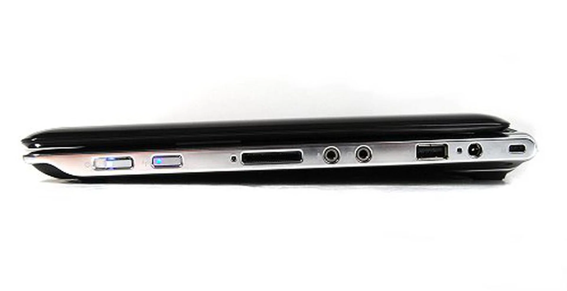 The right profile is slim yet packed with enough space for the power switch, WiFi switch, 4-in-1 card reader, audio jacks, USB 2.0 port and the power jack. 