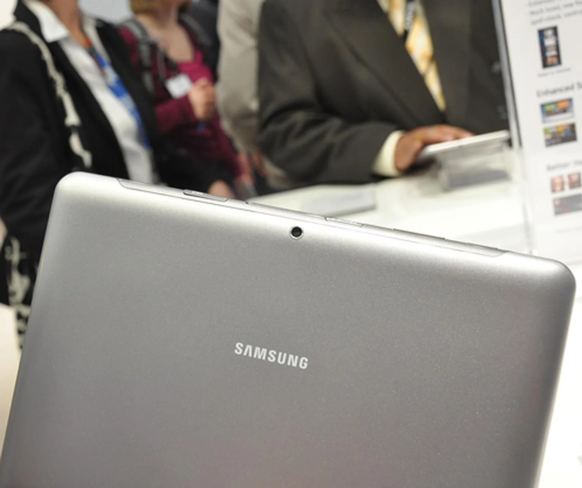 All nice and clean - we must say that we definitely prefer the Samsung Galaxy Tab 2 10.1's less glossy back.