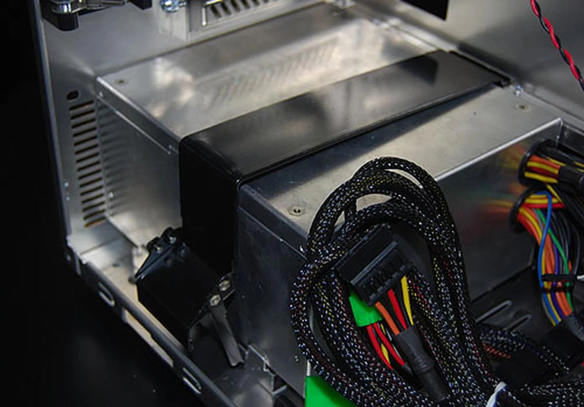  Even the PSU can be secured without the use of screws with this locking mechanism.  