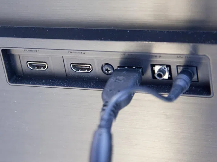 Behind the UD590, you'll find two HDMI ports, one DisplayPort, a headphone jack and power connector. This means that the monitor does not come with its own power supply and you'll have to rely on an external brick.