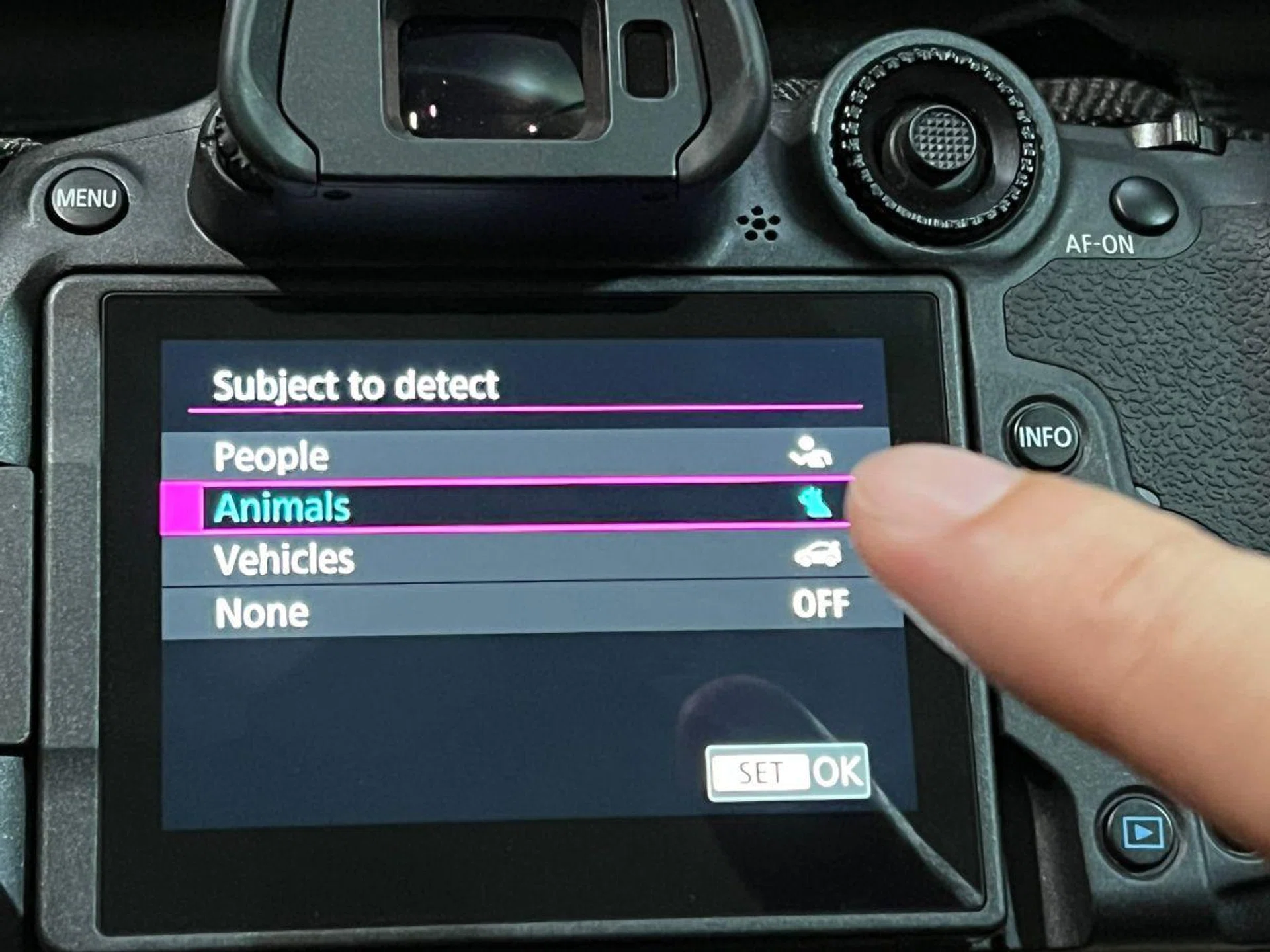 It is easy to select menus and options using the touchscreen display.
