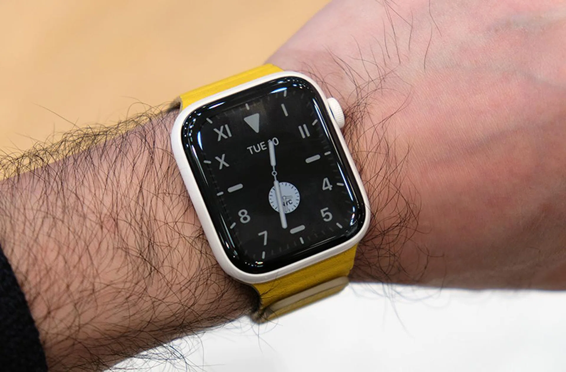 In rest mode, the display goes dark and the second hand disappears. This reduces the need to update the display and reduces power consumption.