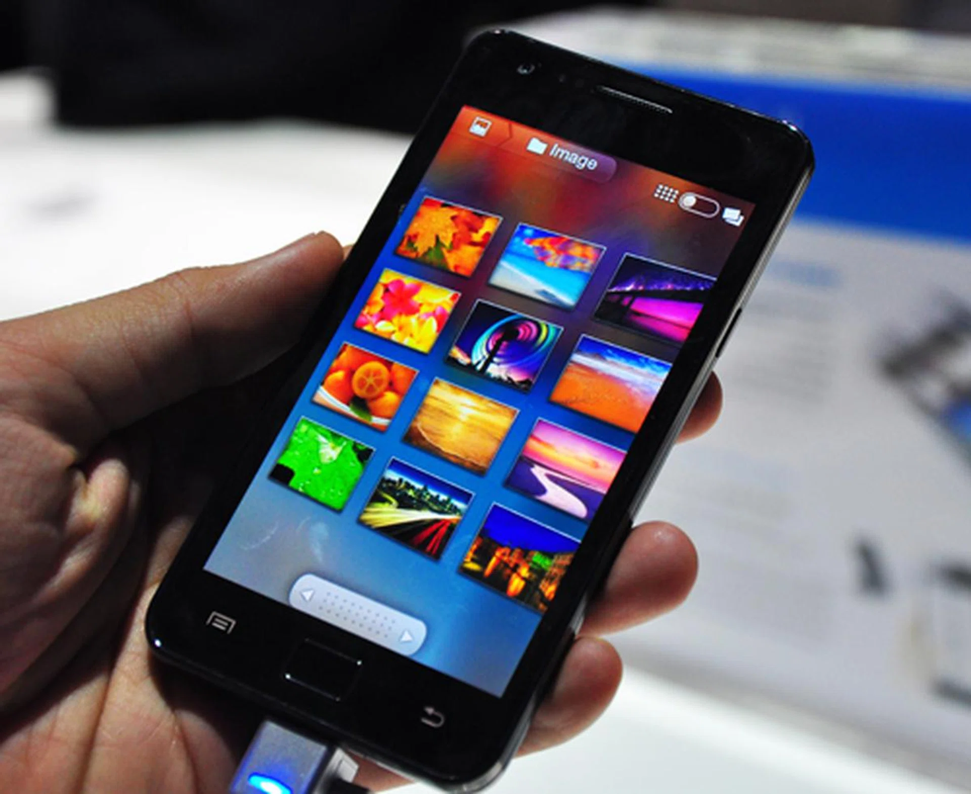 A lot
of emphasis was placed on the GALAXY S II's huge 4.3-inch touch screen.
Hardly surprising really, since it features the new Super AMOLED Plus
screen, which provides brilliant color gamut and higher contrast ratio.
We can attest to that.