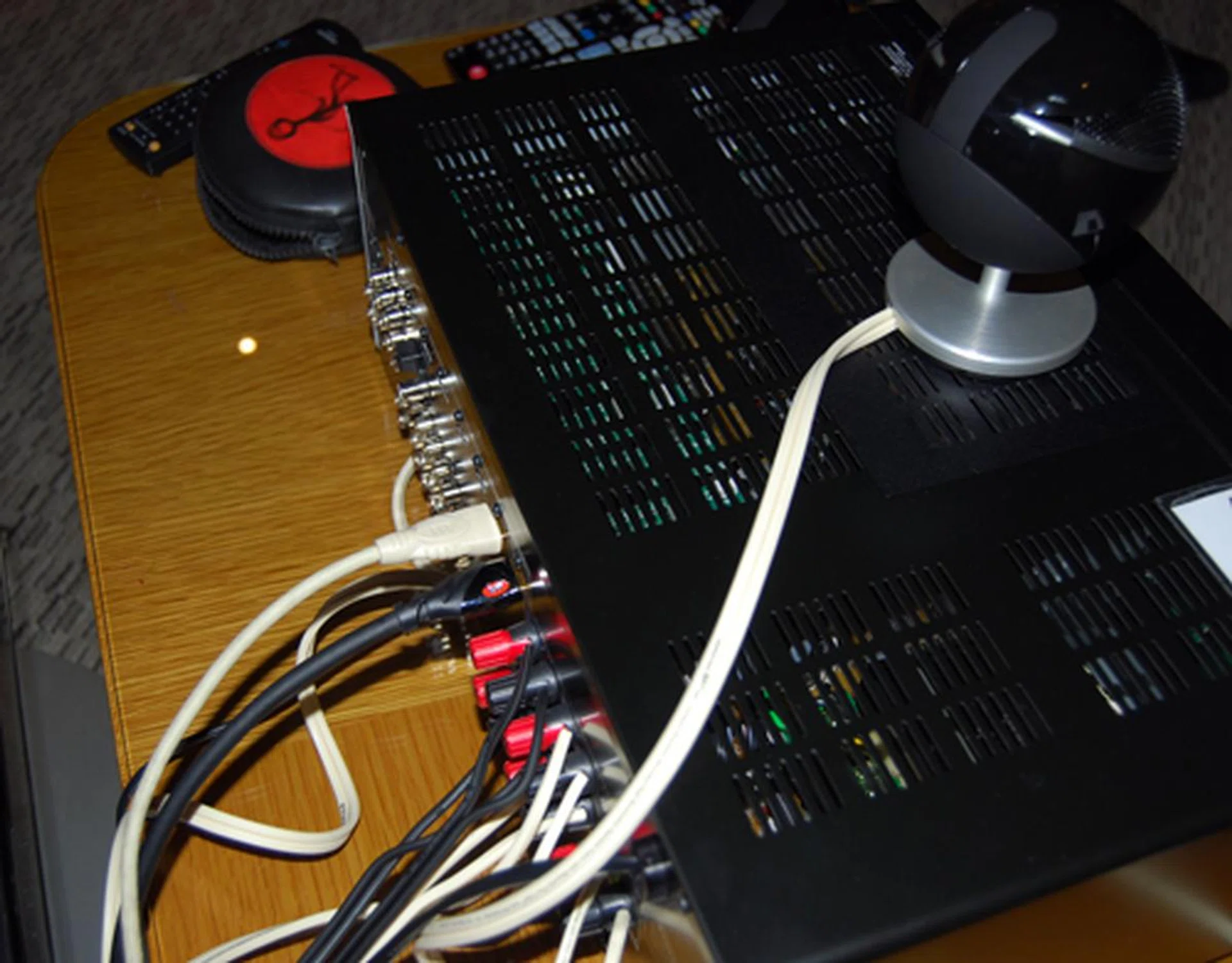 The Jamo 360 Series speakers require an amplifier and here we have the 360 S 25 connected via a HDMI cable.