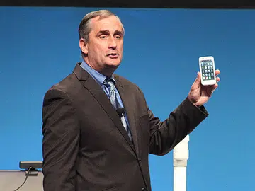 Intel CEO Brian Krzanich demonstrating a working smartphone prototype running on the SoFIA 3G SoC.