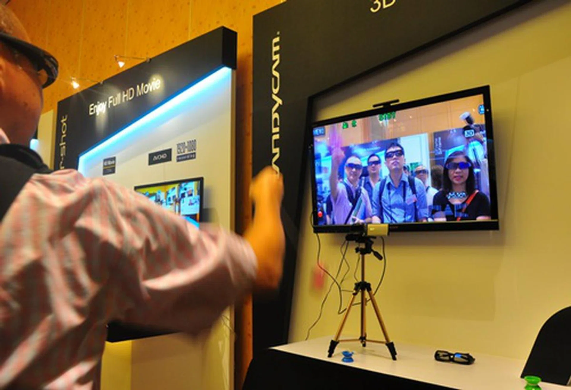 Journalists taking a stab at the HDR-TD10.