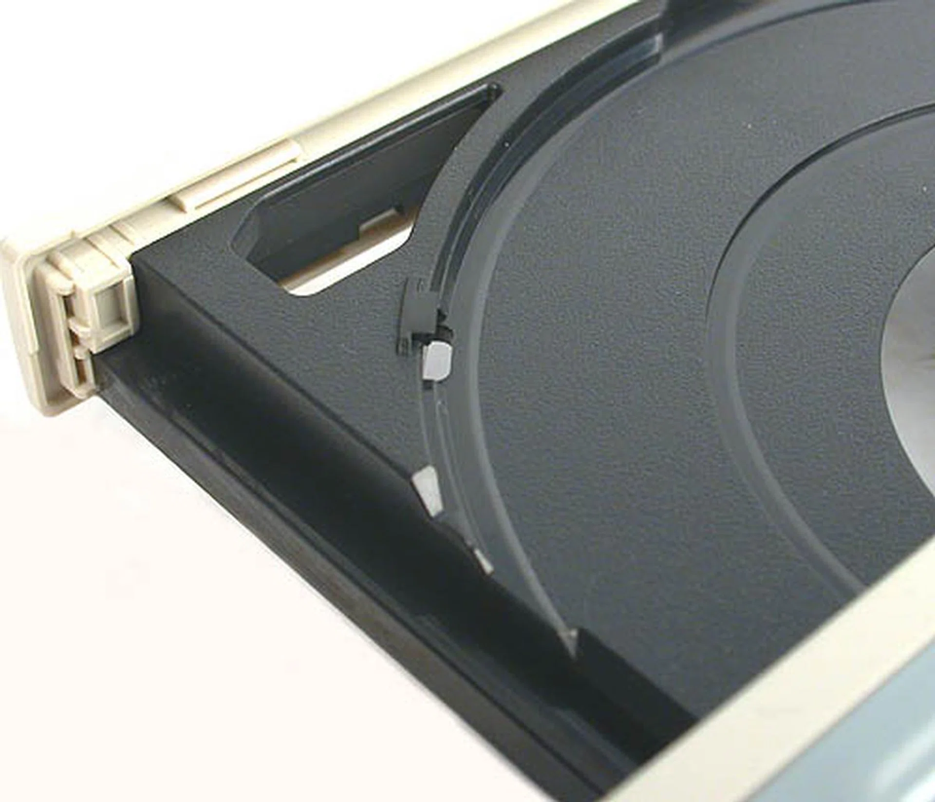 There's also no dampeners here though the drive wasn't excessively noisy.