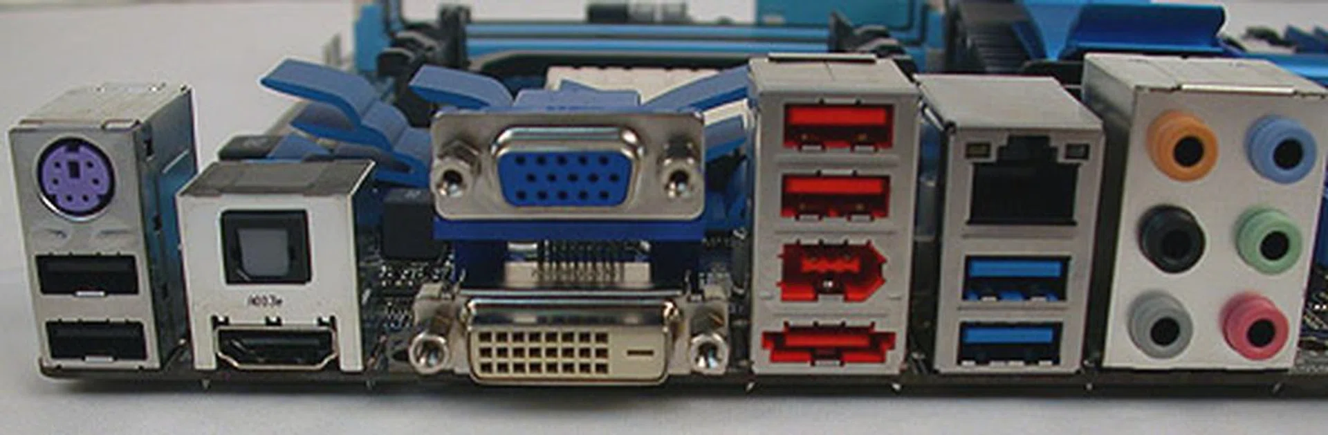 The rear I/O on this board is quite standard, with just a single PS/2 port but with two USB ports instead. The three video outputs, HDMI, DVI and analog VGA is accounted for and besides the two blue USB 3.0 ports, there are two more USB 2.0/1.1 ports. FireWire and eSATA complete the interfaces.