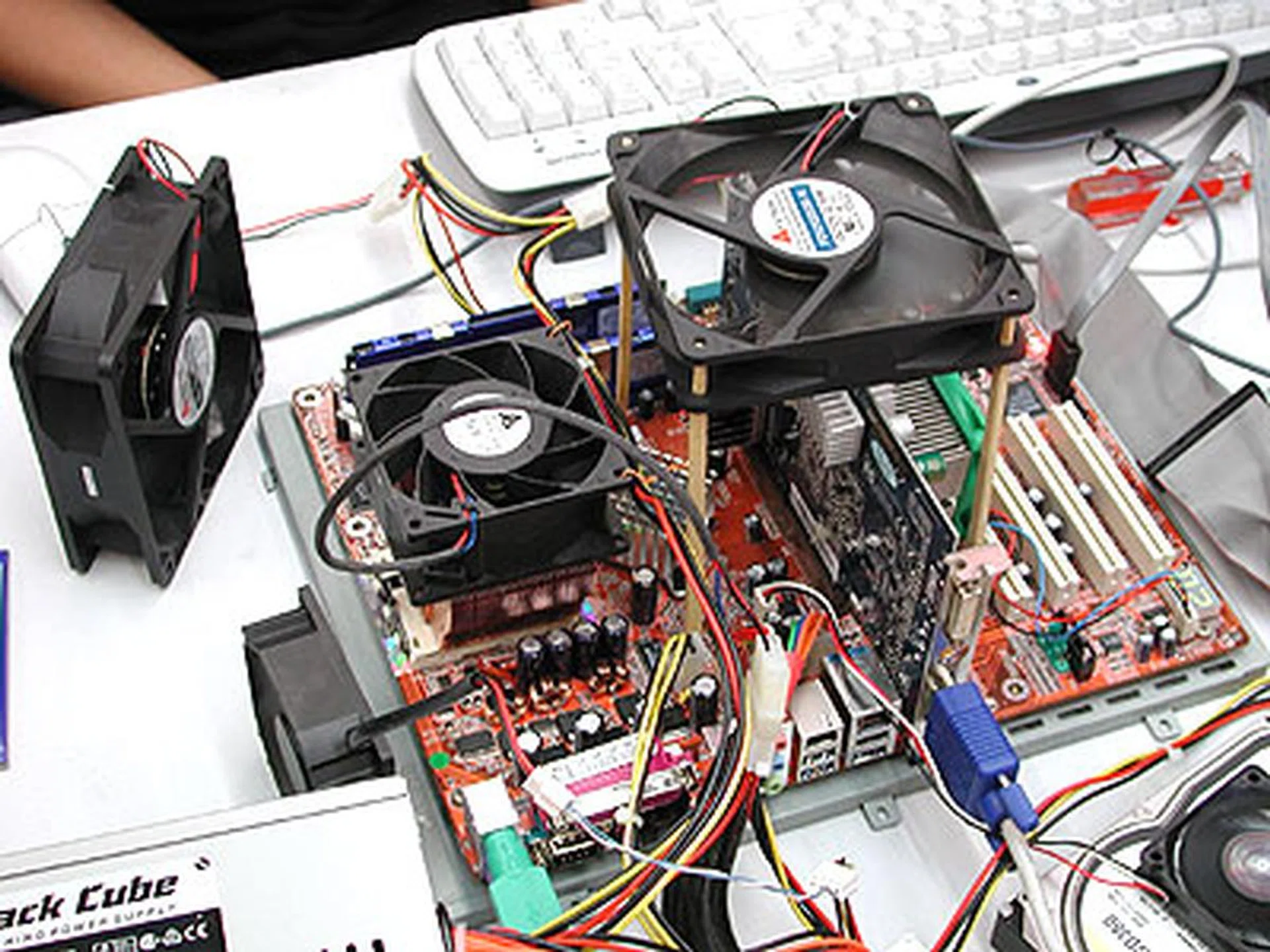 This has to be one of the simplest setup of all. A couple of fans and that's just about it.