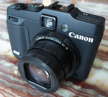 The G16 also has a hotshoe mount, so you can mount Canon's Speedlite external flashes if you ever need a burst of light. 