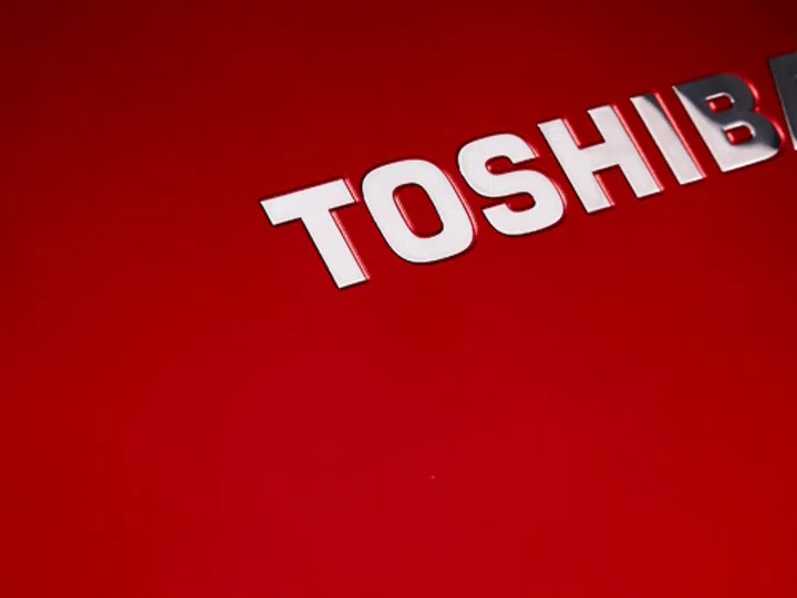 The matte feel of the magnesium alloy is not only delightful, it also prevents your machine from becoming a murder scene with fingerprints all over it. We'd recommend the more creative executives to get a nice bright red just so you can stand out in a sea of black machines.