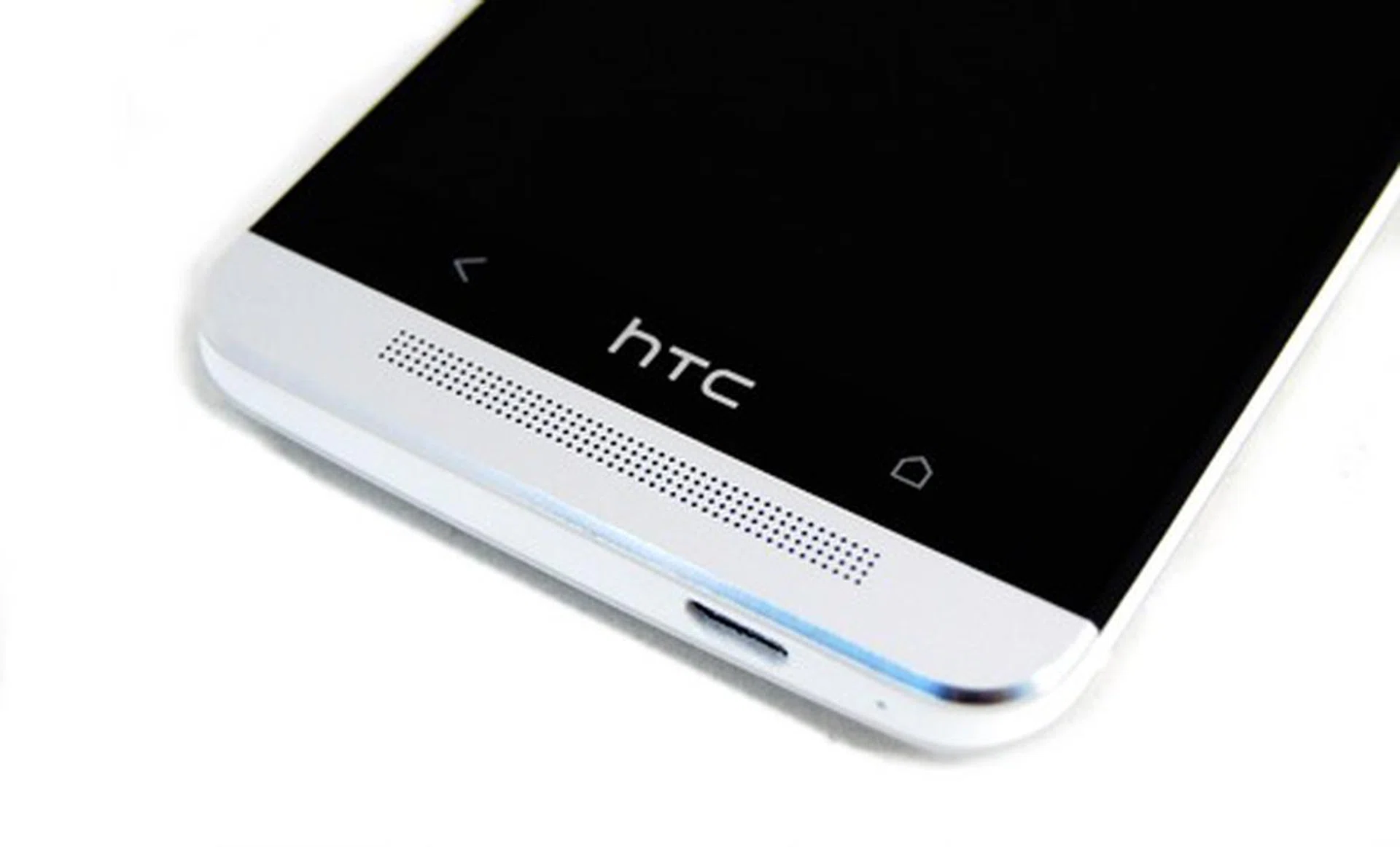 Our only gripe regarding the design of the HTC One is the HTC logo right where the home button should be. Pressing the HTC logo does not issue any commands and the home button can be found on its right.