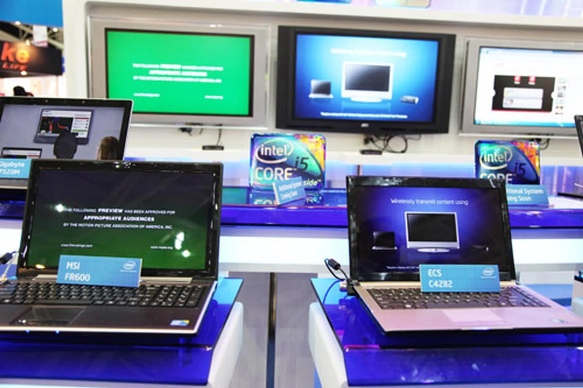 Intel Wireless Display demonstration using current Core i5 notebooks.