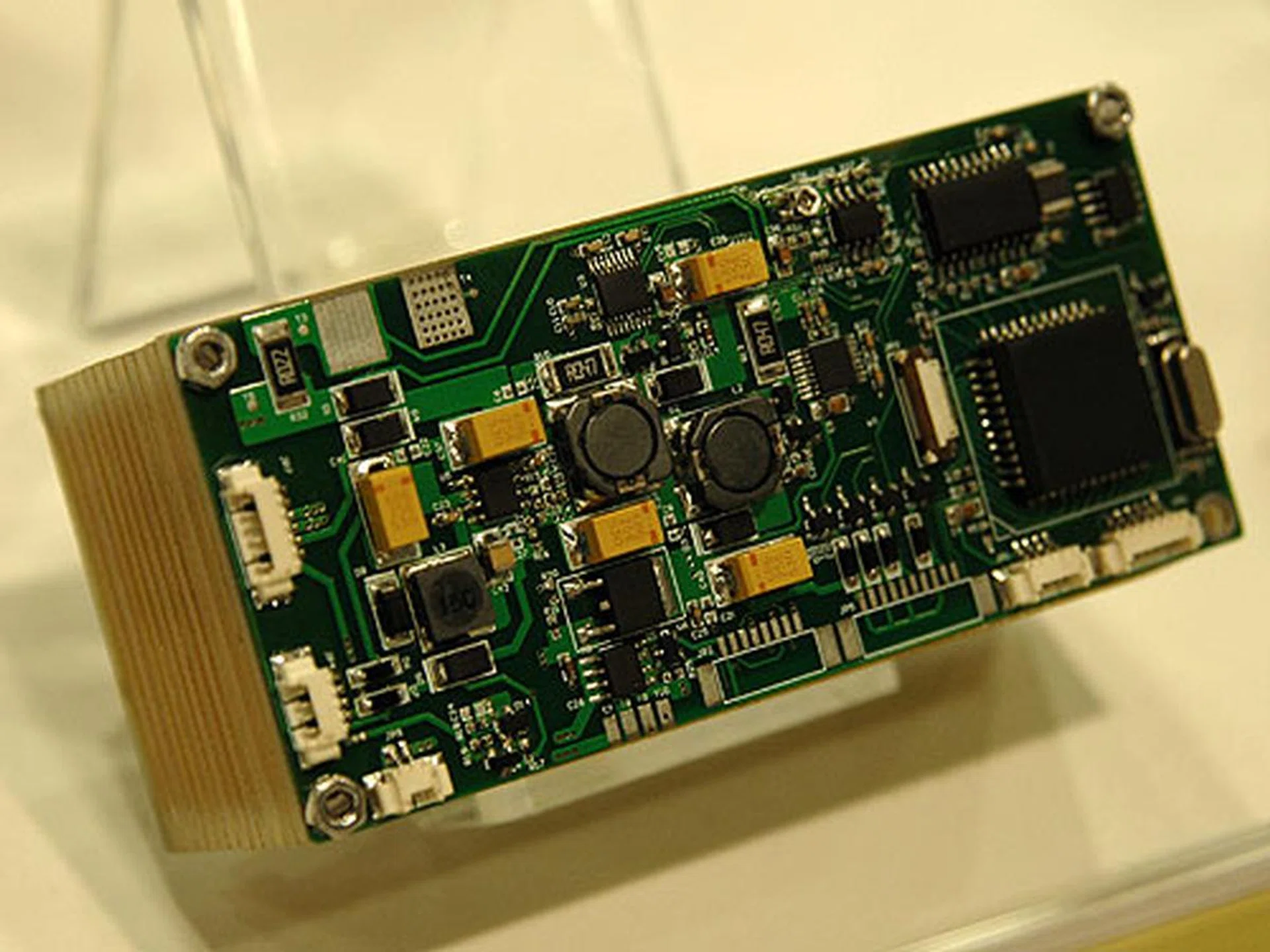 A 16W fuel cell stack with an output voltage of between 14.4 to 19.2V is an example of a renewable power source suitable for notebooks.