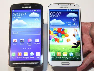 Although specifications of the S4 Active showed that it's larger in dimension as compared with the S4, it doesn't seem like there's much difference if you compare both phones side by side.