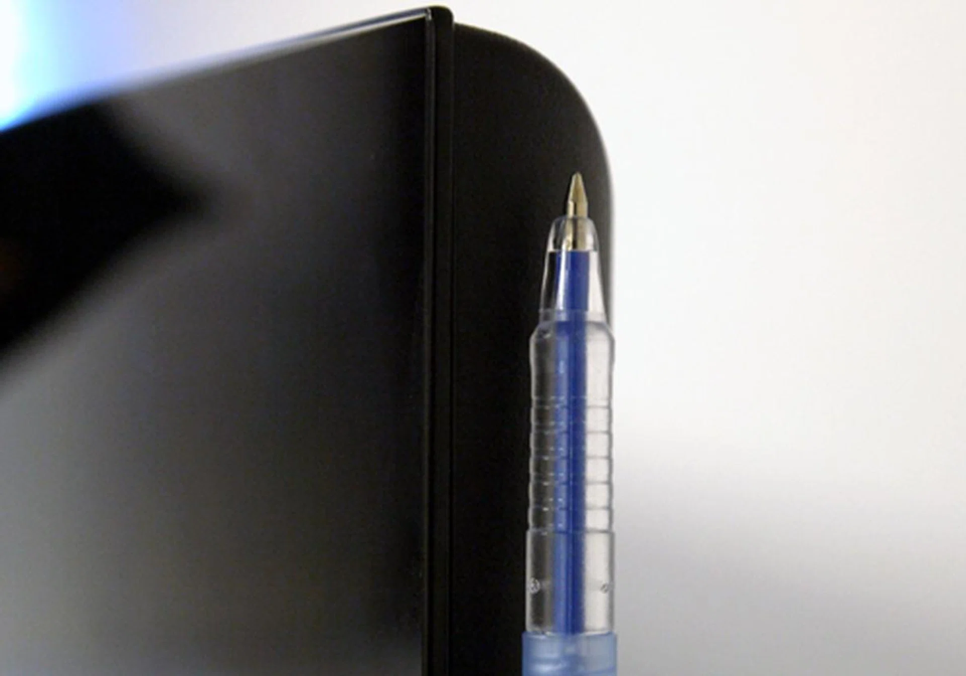The NX810 is unable to lay claim as Sony's slimmest offering although its lean 30mm depth should still appeal to any avant garde hunter. Hardware buttons are located on the right flank which includes a Home button.