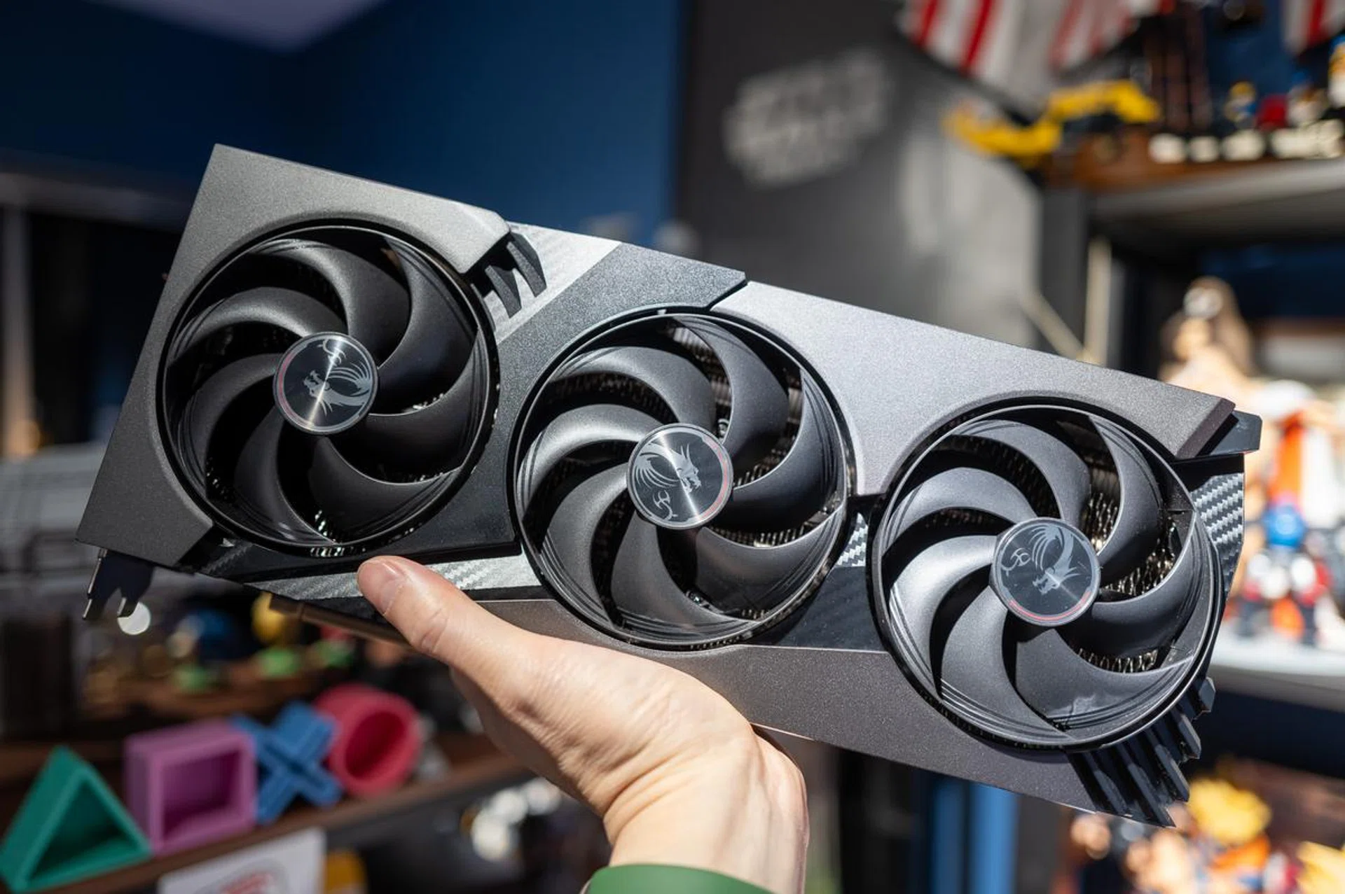 Each fan comes with seven claw-textured blades as a part of the new Hyper Frozr thermal design. (Image: HWZ)