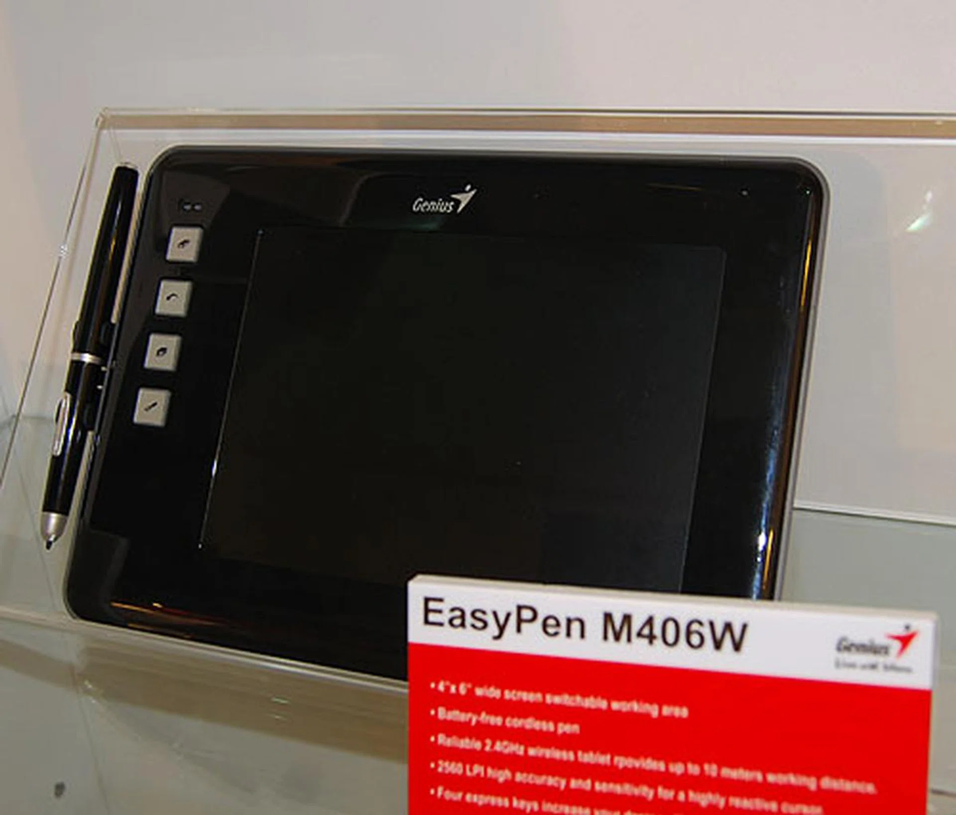 The EasyPen M406W improves on previous versions by having a cordless battery-free pen. Instead, 2.4GHz wireless technology is used.
