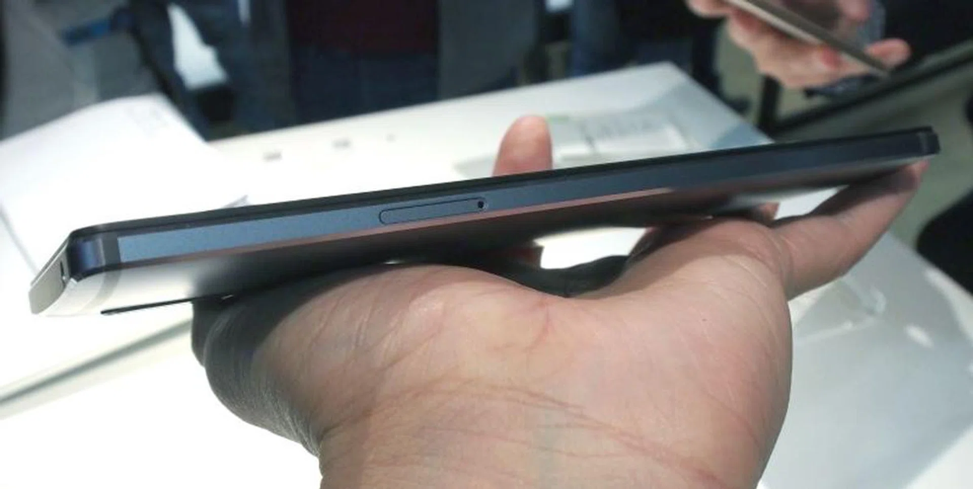 The hybrid SIM/microSD slot is on the right.