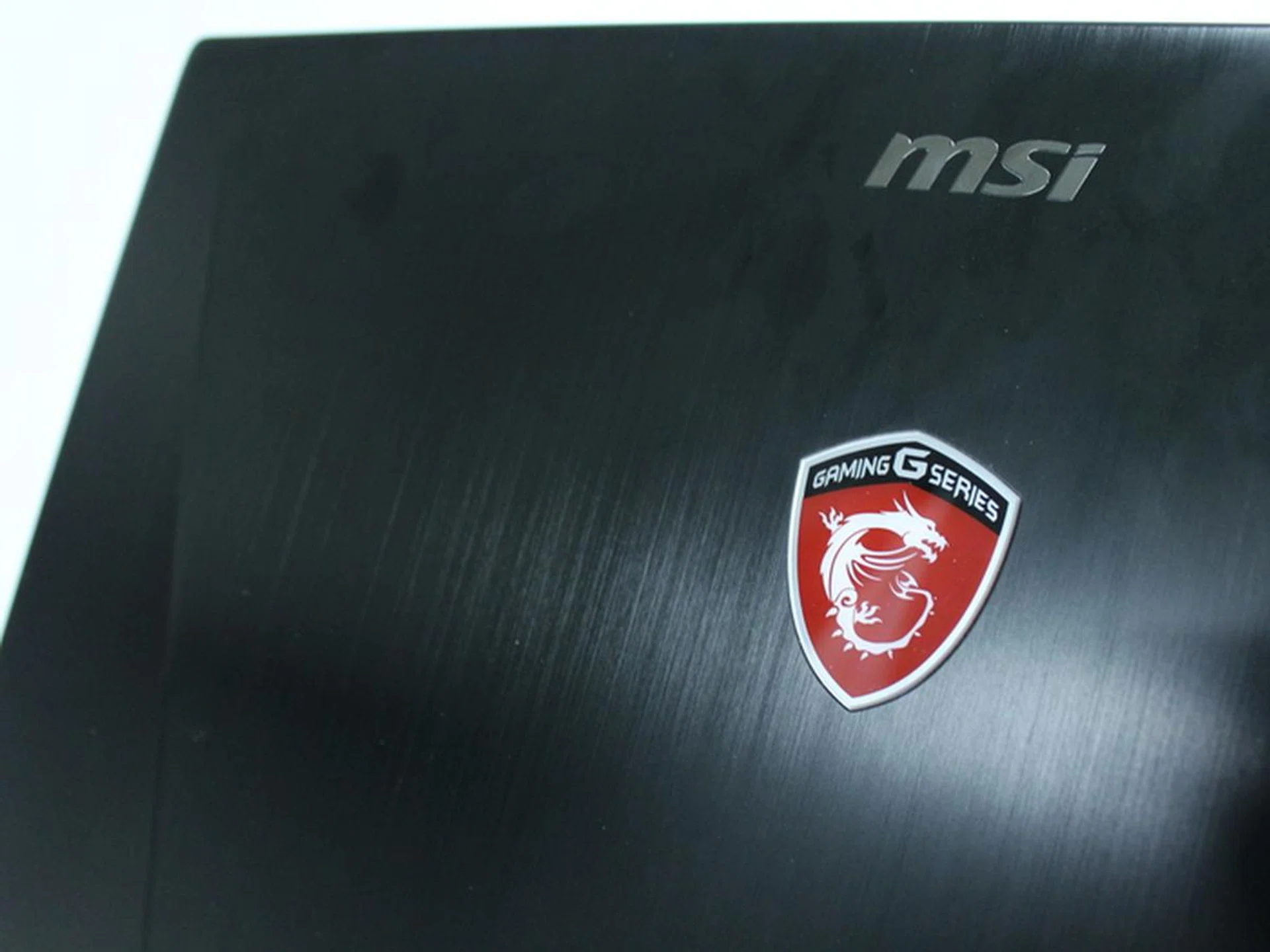 The metallic look of the MSI GS60 2PE Stealth Pro gives it a premium look, thanks to its magnesium-lithium alloy build