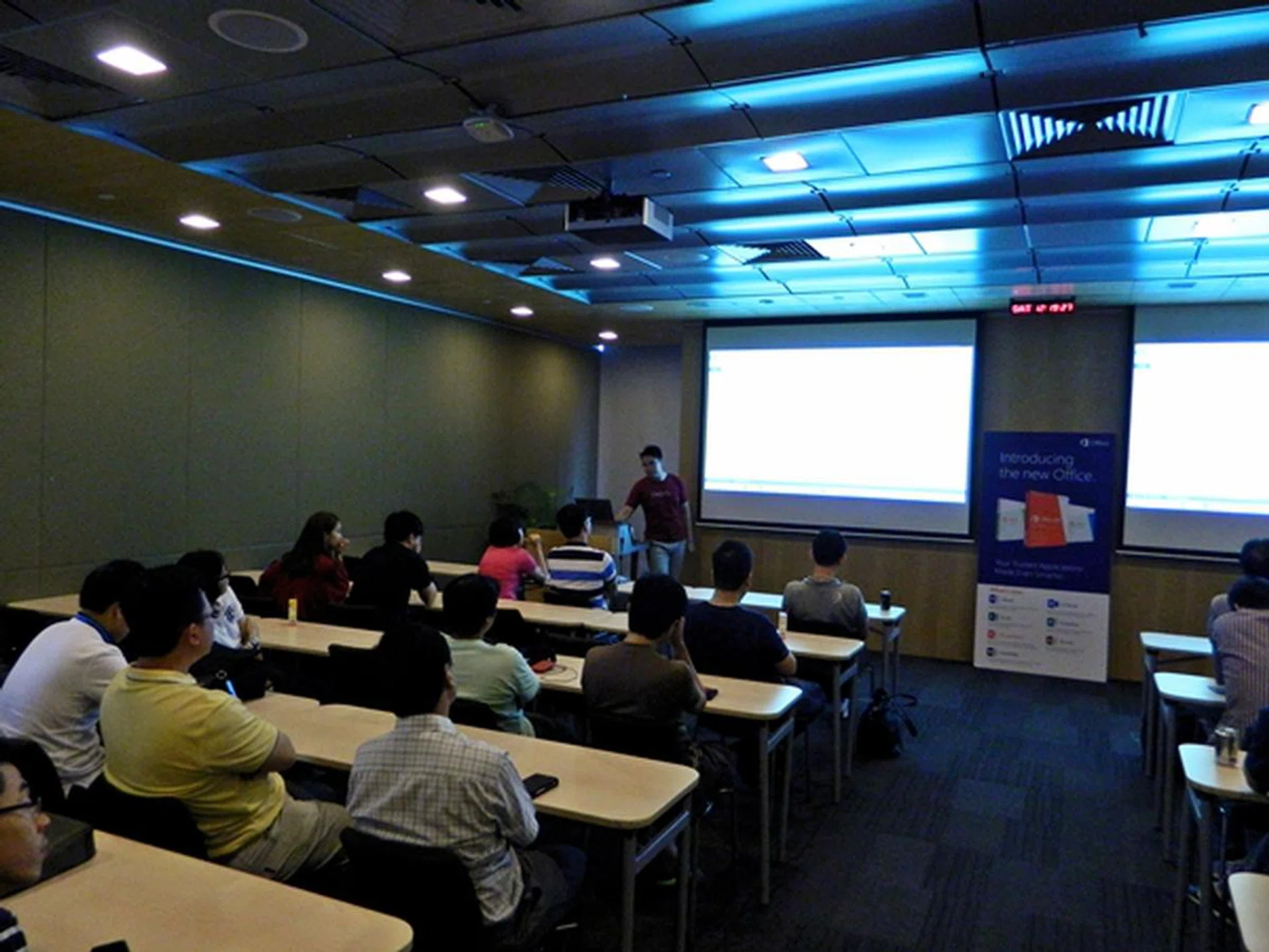 Mr. Victor Wingsing, a member of the Office team, spoke in detail about the new features of the different Office applications.