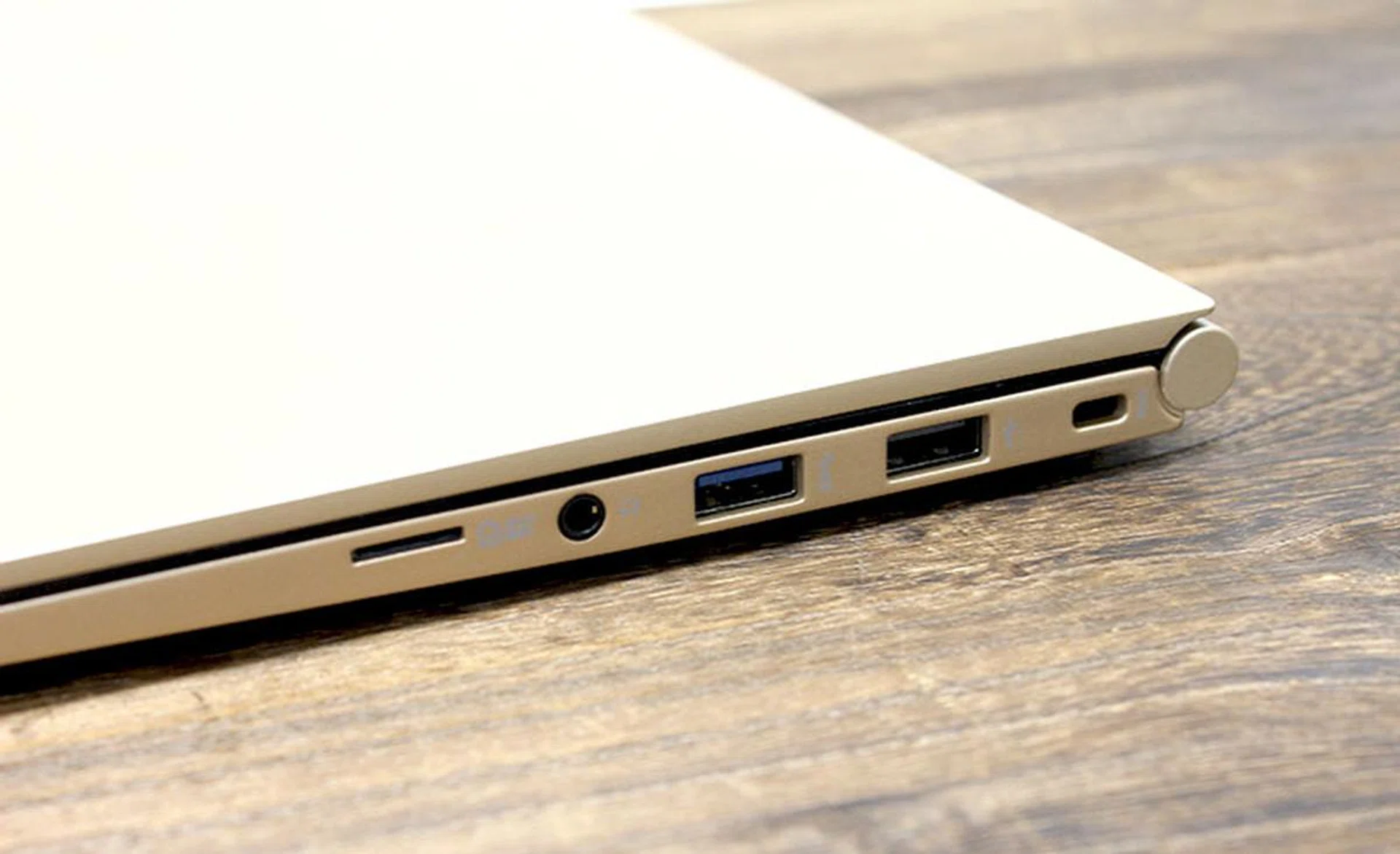 On the right, there's a USB 3.0 port, a USB 2.0 port, a microSD card reader, a headphone/microphone combo jack, and finally a Kensington lock slot.