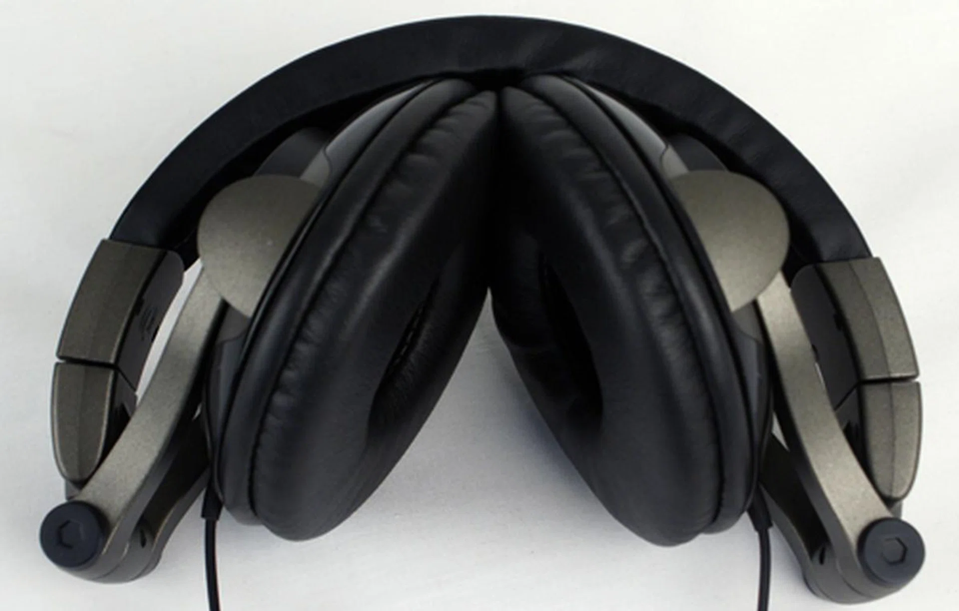 Another view of the folded SRH550DJ Headphones. The reduction in size and bulkiness makes it easy to stow them away in your bag to carry around when on the move.