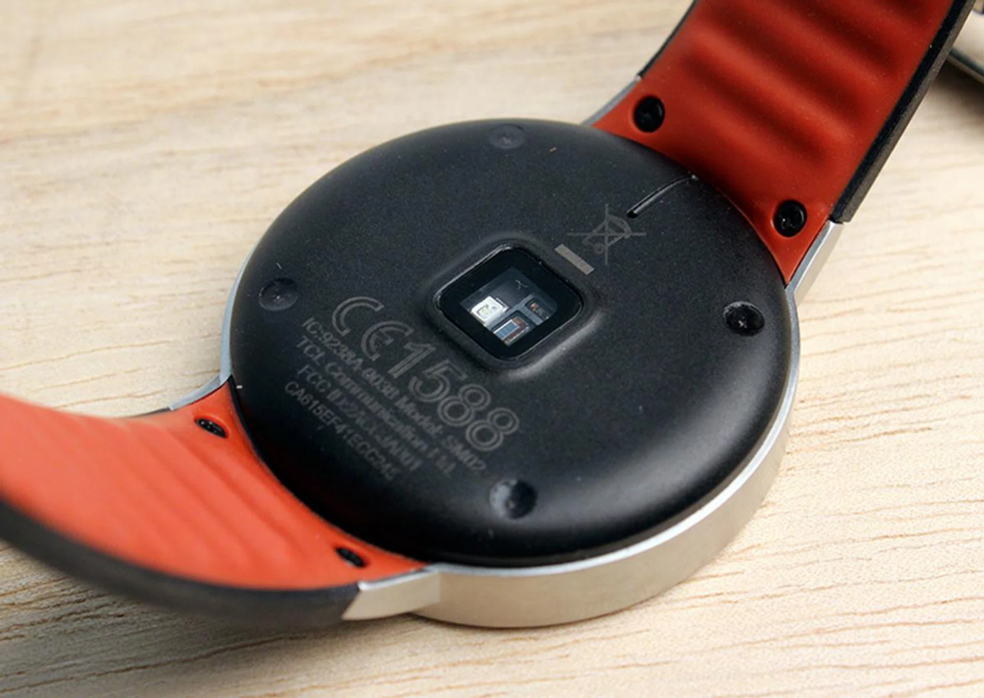 A cost-cutting measure perhaps? The plastic caseback does not match up to the rest of the watch.