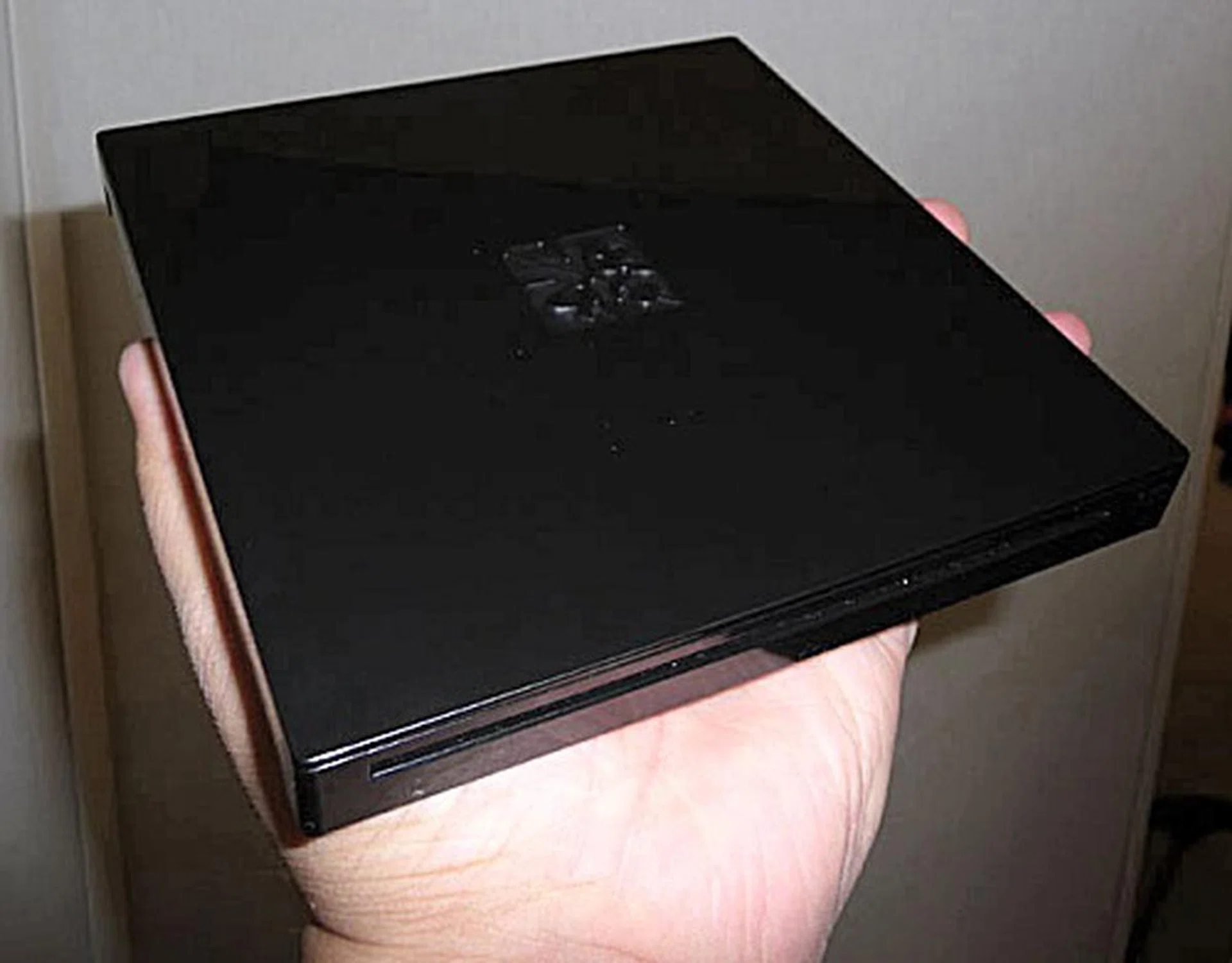 Comfortable enough to fit on one hand, the Voodoo Envy 133 is lightweight, slim and pretty. Based on what we know so far, the Envy will be using a SSD, and features an Instant On function. Hot!