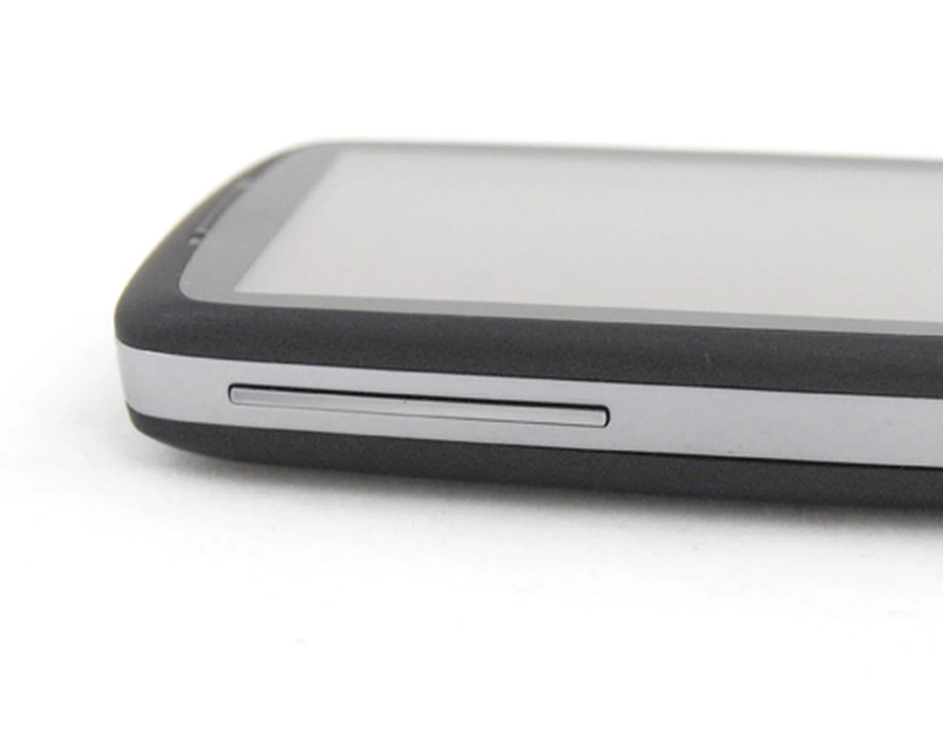 The Volume buttons on the side is not as easily accessible as there's no differentiating material to located the buttons easily.