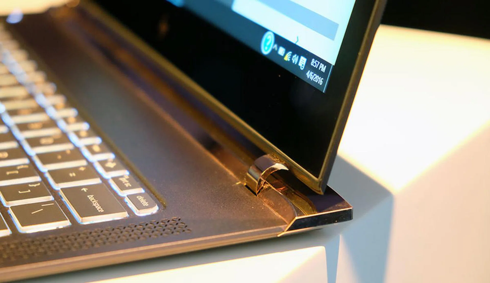 HP Spectre piston hinge
