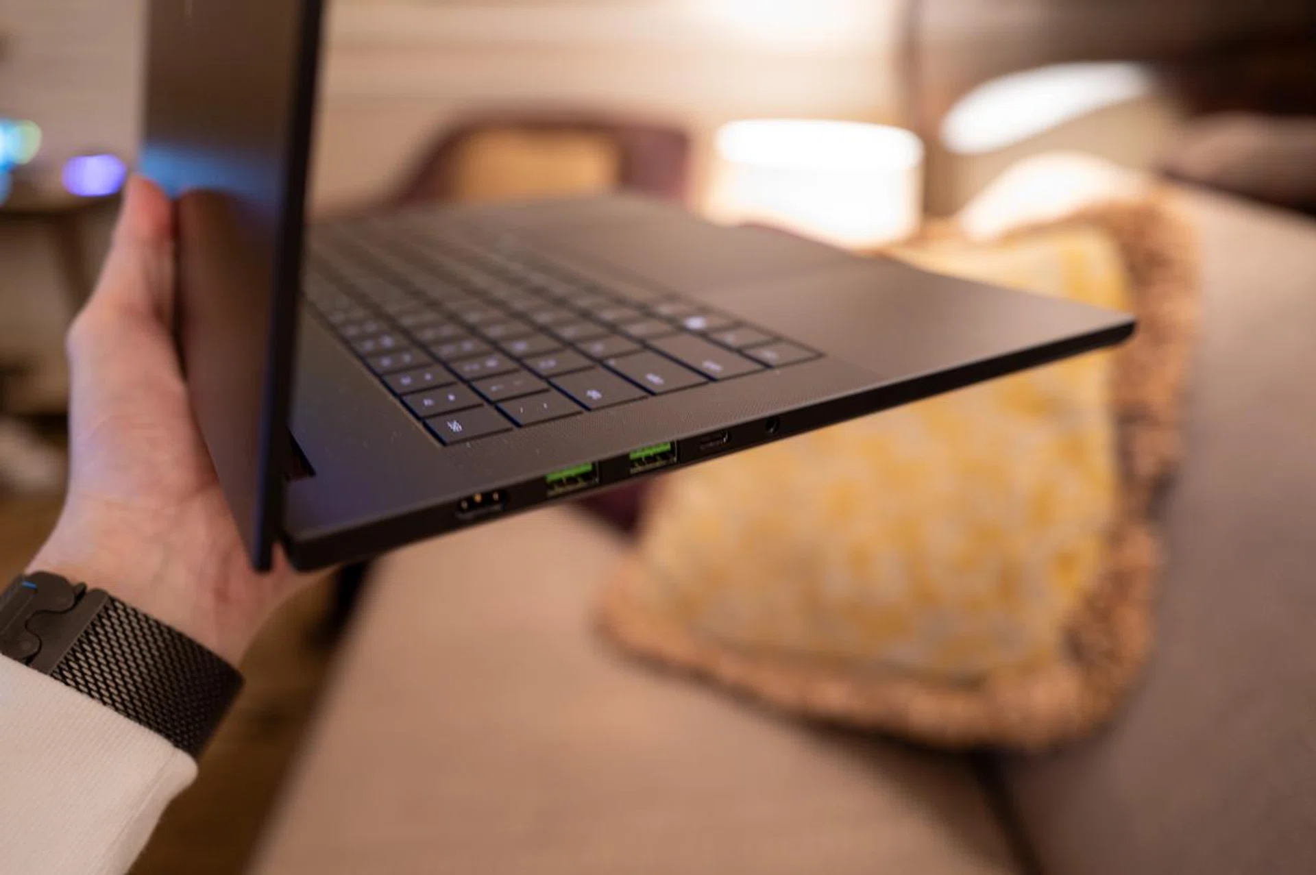 Yes, it's easier to hold it up with just one hand now. Image: HWZ