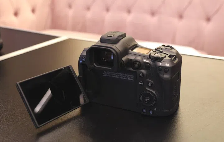 EOS R5 Mark II rear panel. Photo: HWZ