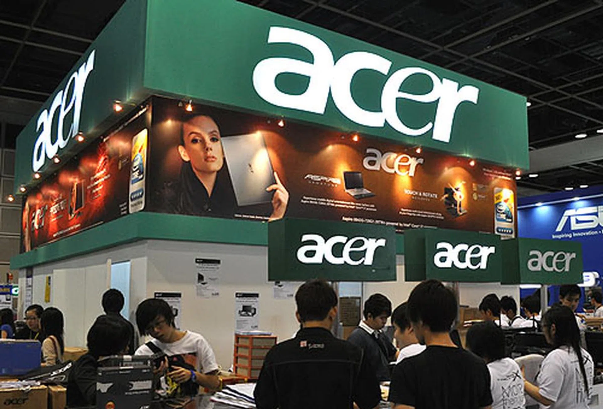 Acer's wide range of IT products is carried by a few retailers at the PC Show, so you may keep bumping into Acer from time to time as you browse the show floor.