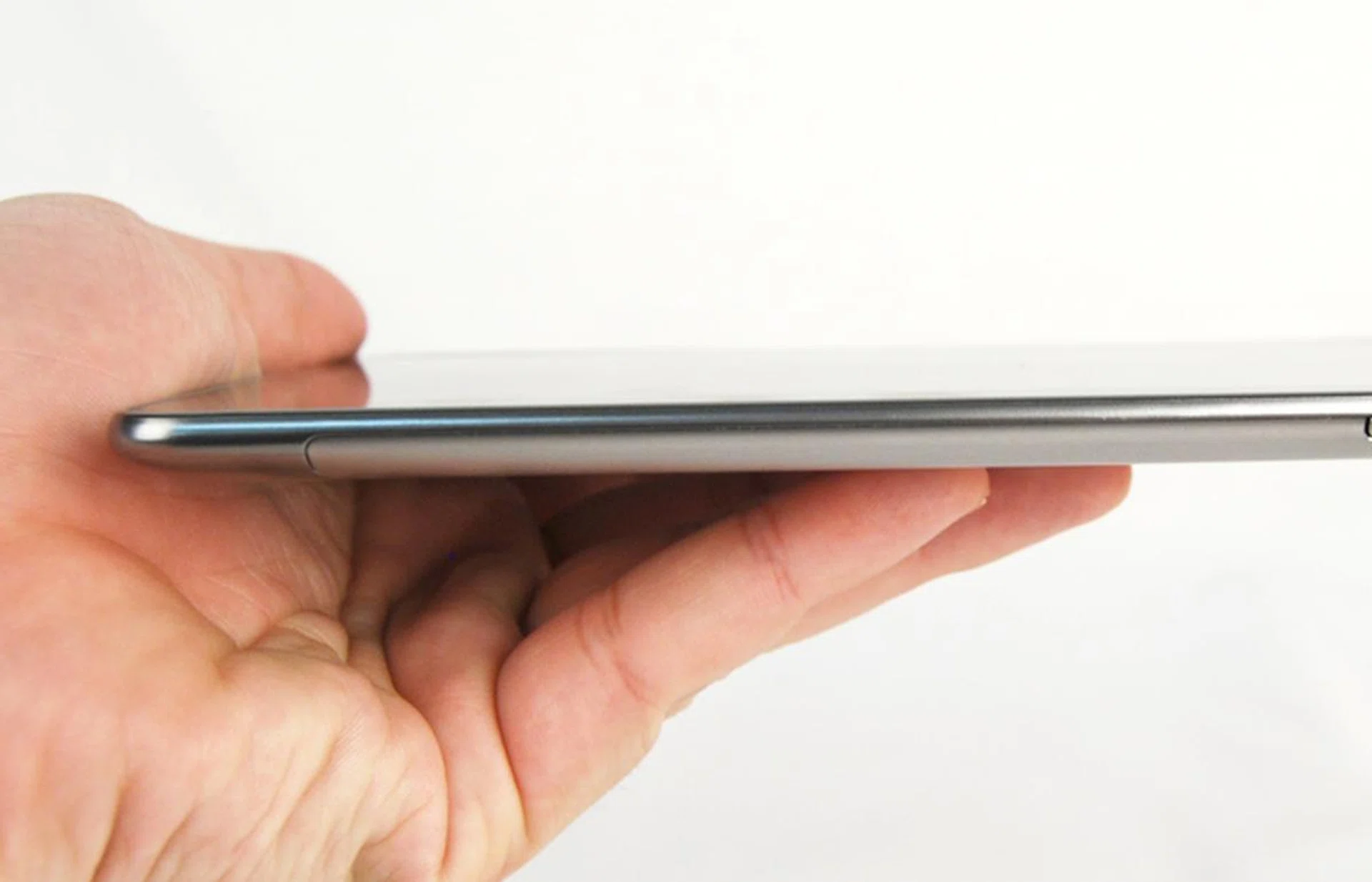 At 7.89mm, the thin profile on the Galaxy Tab 7.7 makes it easy to handle.